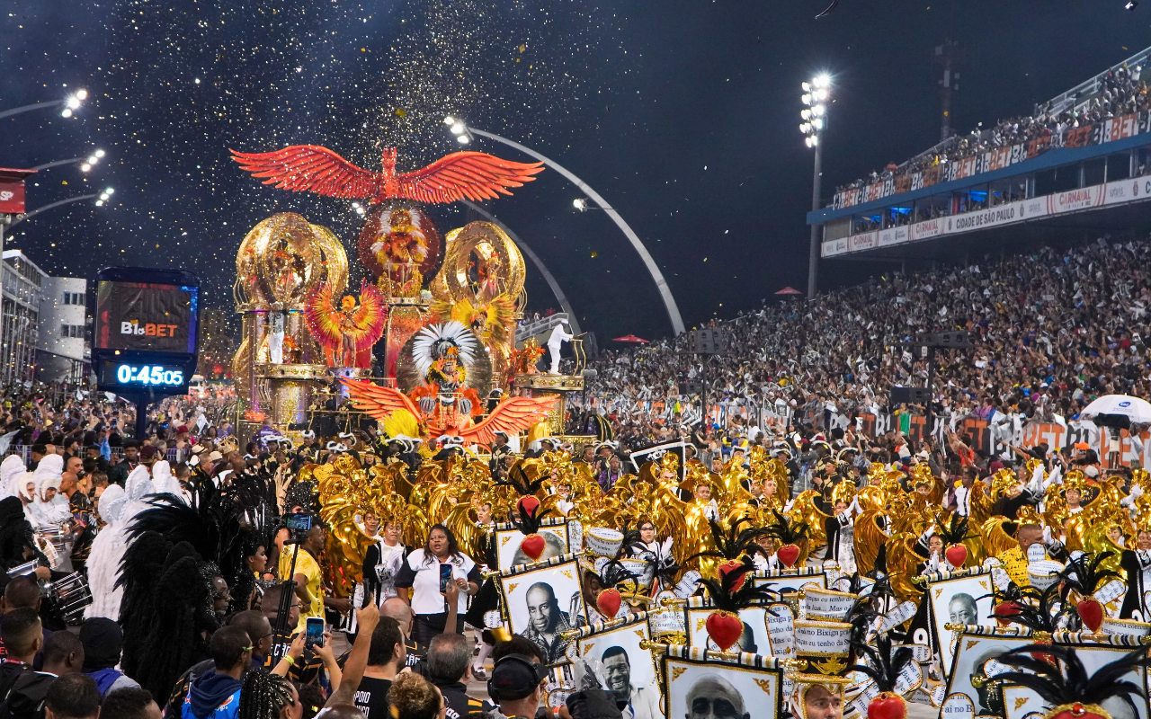Desfile das escolas de samba no Sambódromo do Anhembi