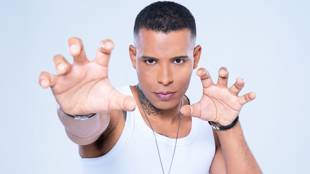O cantos Rom Santana, conhecido como 'Príncipe do Bixiga'
