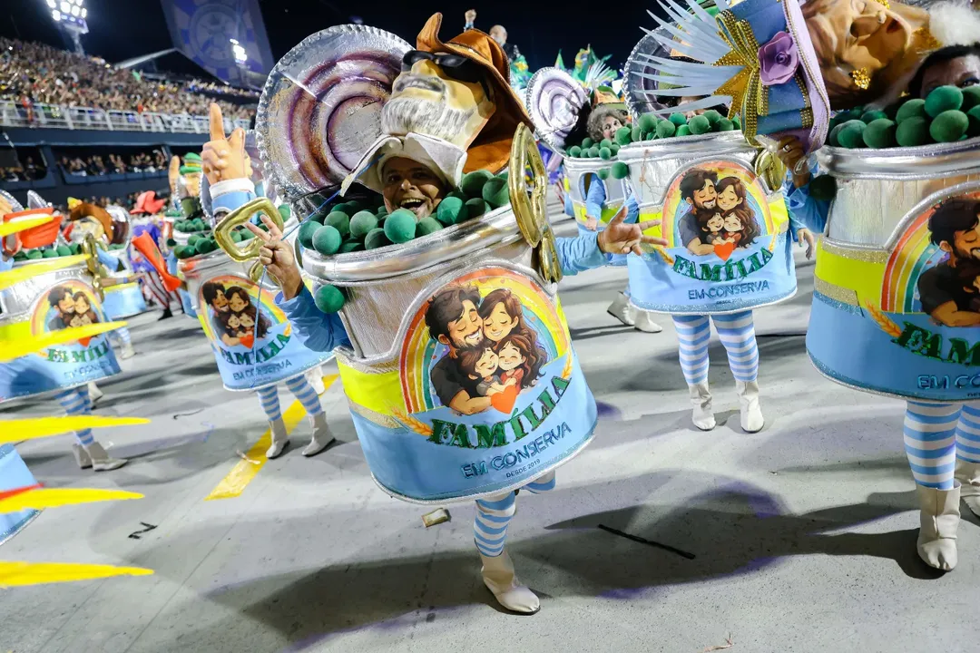 Ala "família em conserva" no desfile da Acadêmicos de Niterói, na Sapucaí