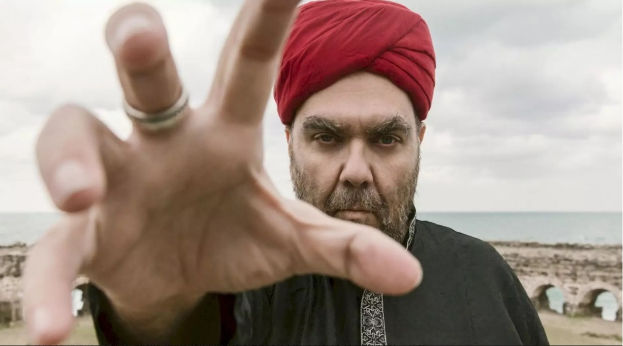 O cantor André Abujamra