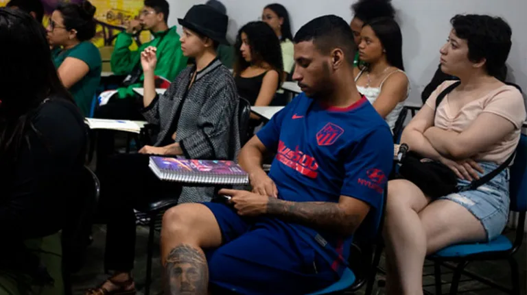 Pré-Enem: cursinho popular abre inscrições para jovens de periferias do DF