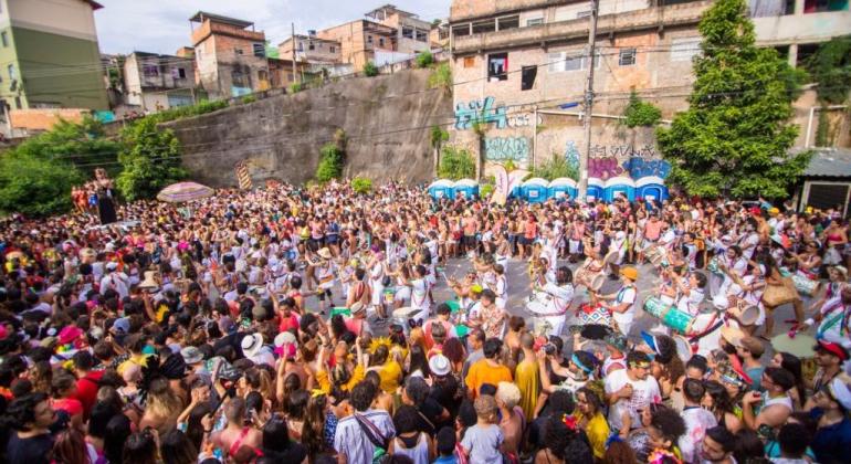Além das críticas presentes na nota, uma reportagem do Brasil de Fato MG apontou um conjunto mais amplo de problemas estruturais no Carnaval de BH.