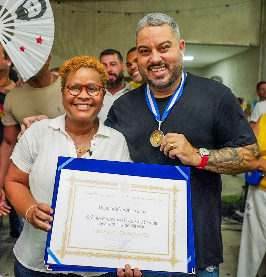 A deputada estadual Verônica Lima (PT) entrega medalha Tiradentes ao presidente da Acadêmicos de Niterói, Wallace Palhares