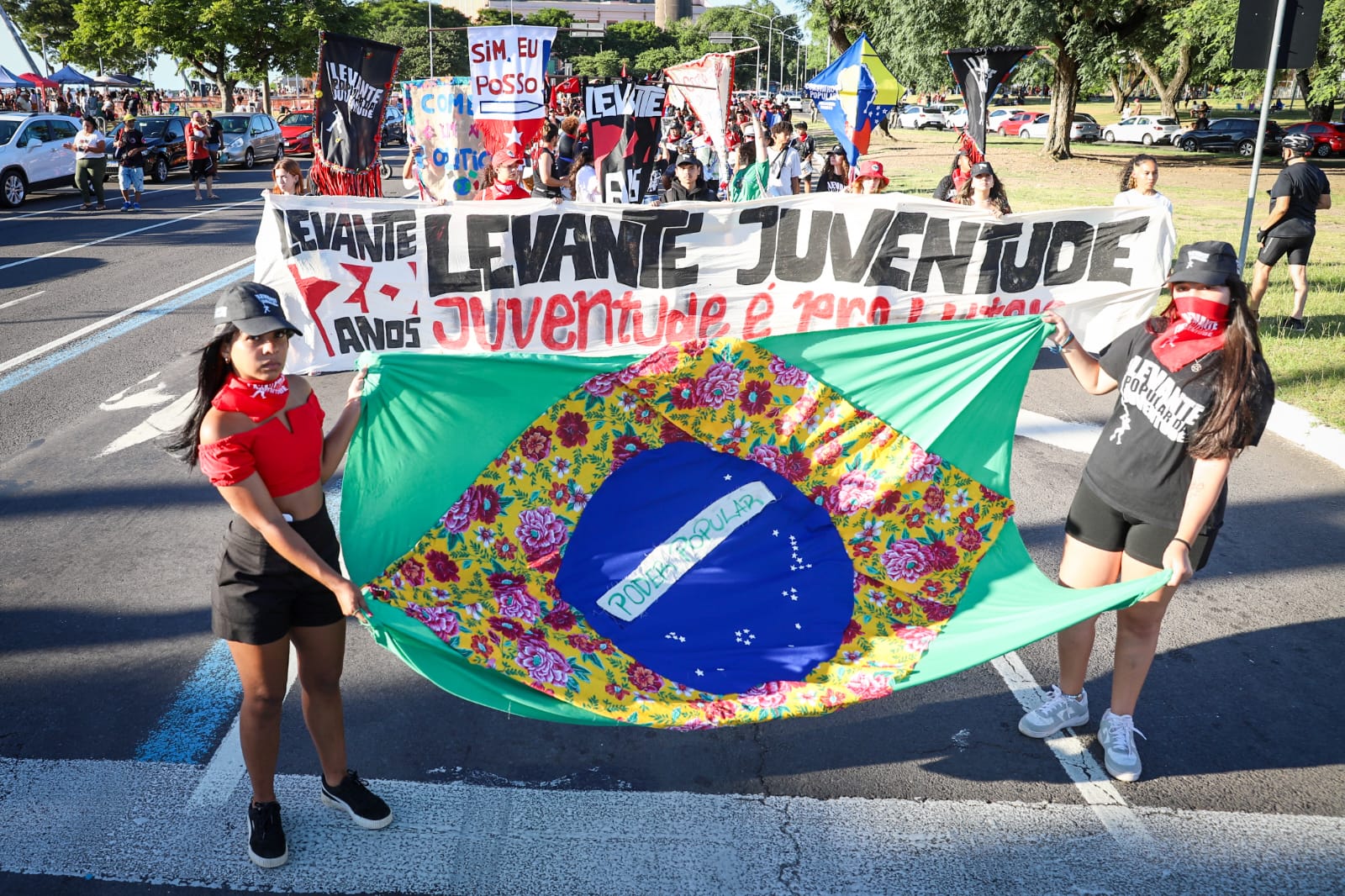 Caminhada pelas ruas de Porto Alegre encerrou o 14º Acampamento do Levante Popular da Juventude