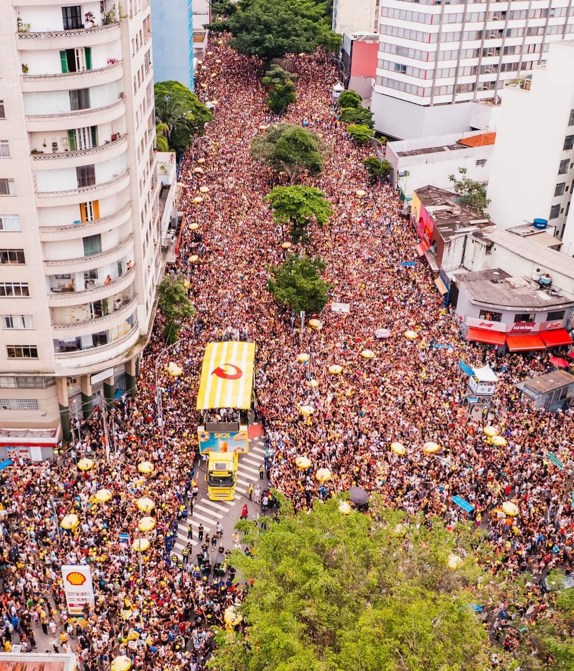 Superlotação em bloco patrocinado por marca de cerveja na rua da Consolação acaba em tumulto e atrasa o tradicional Baixo Augusto