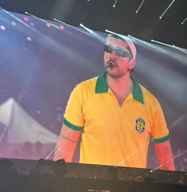 Bad Bunny com camiseta do Brasil