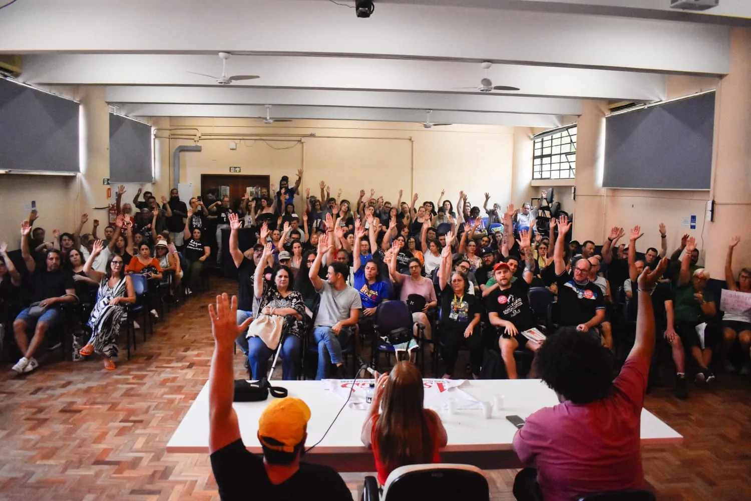 Assembleia geral da Assufrgs decidiu pela deflagração de greve a partir de 26 de fevereiro