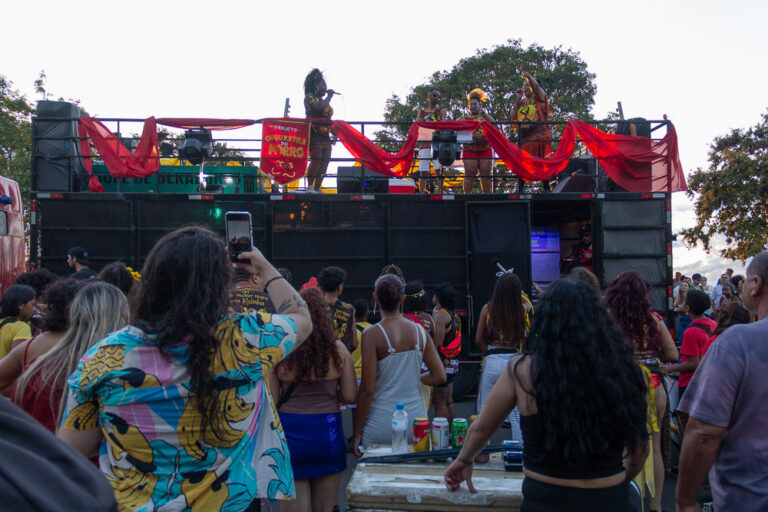 Carnaval revela rotina de risco e resistência dos vendedores ambulantes