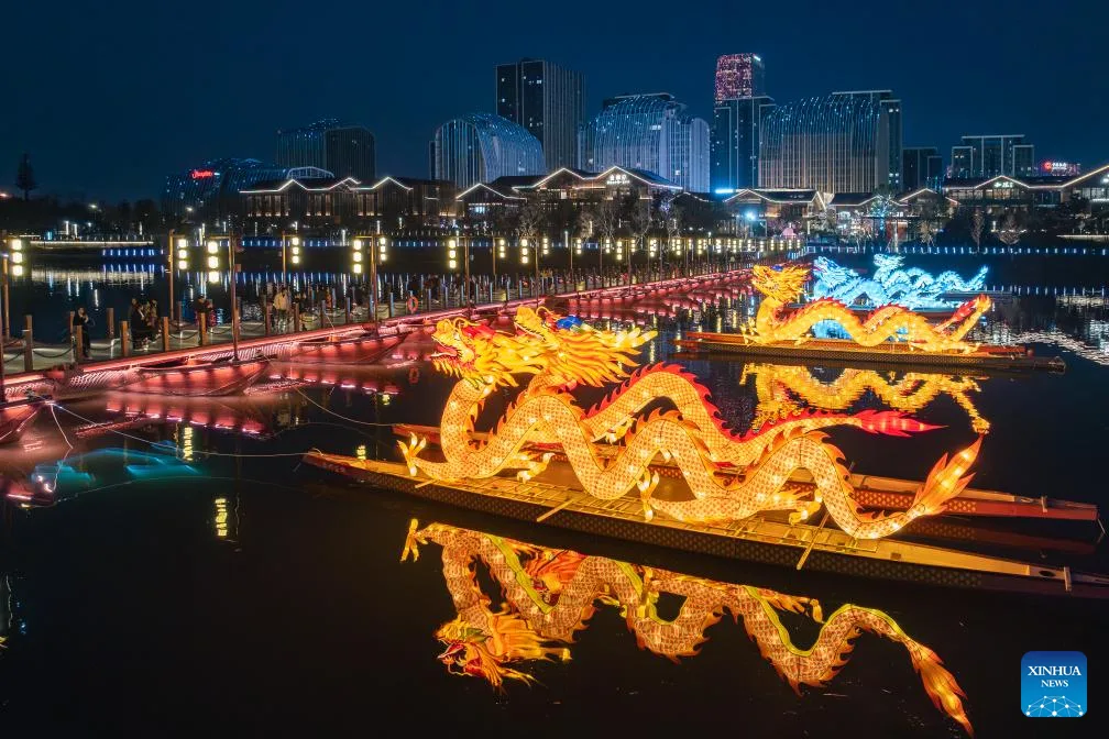Instalações de iluminação com lanternas no rio Wujiang, em Jinhua, província de Zhejiang, leste da China. Diversos eventos festivos são realizados em toda a China para celebrar a chegada do Ano Novo Chinês do Cavalo de Fogo