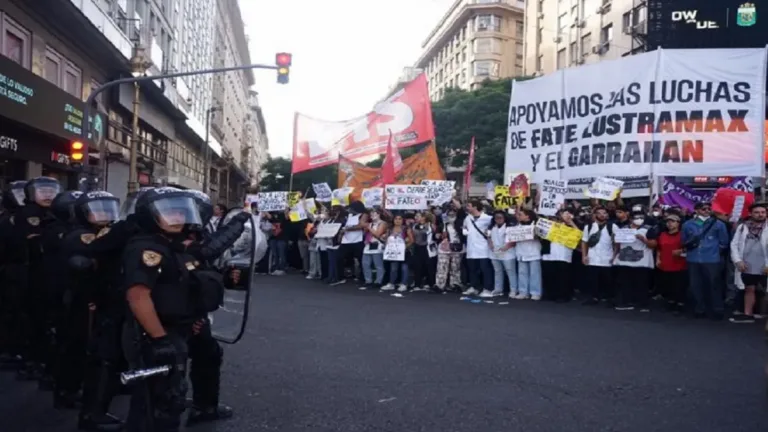 Sindicatos argentinos protestam em frente ao Senado, que vota reforma trabalhista de Milei 