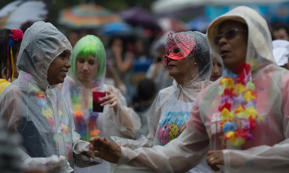 Foliões curtem Carnaval mesmo com chuva