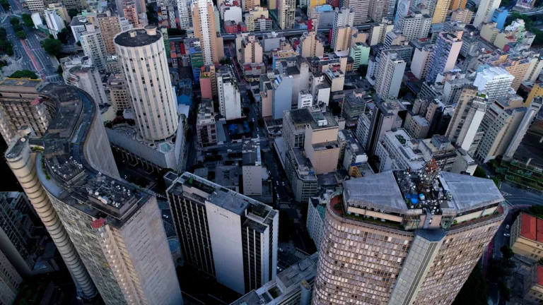 Vista aéra do centro de São Paulo revela curvas do icônico Edifício Copan, projetado por Oscar Niemeyer