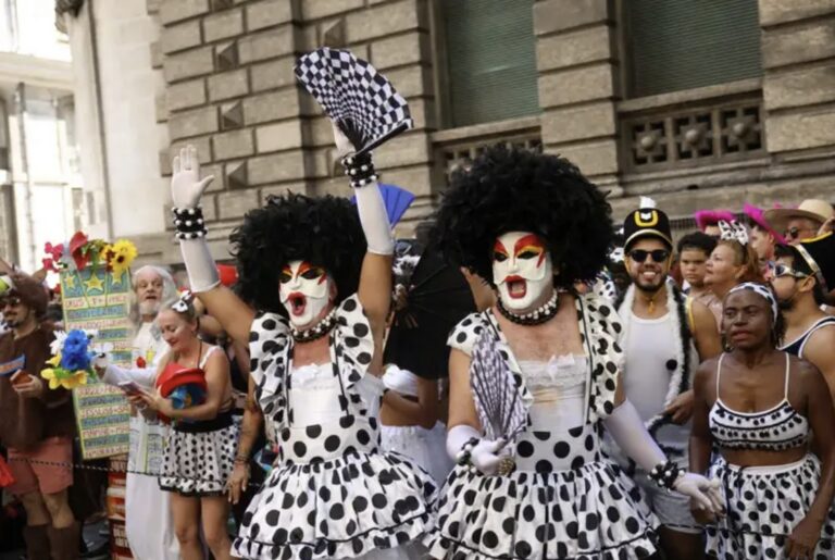 Cordão do Bola Preta celebra tradição de 107 carnavais no Rio