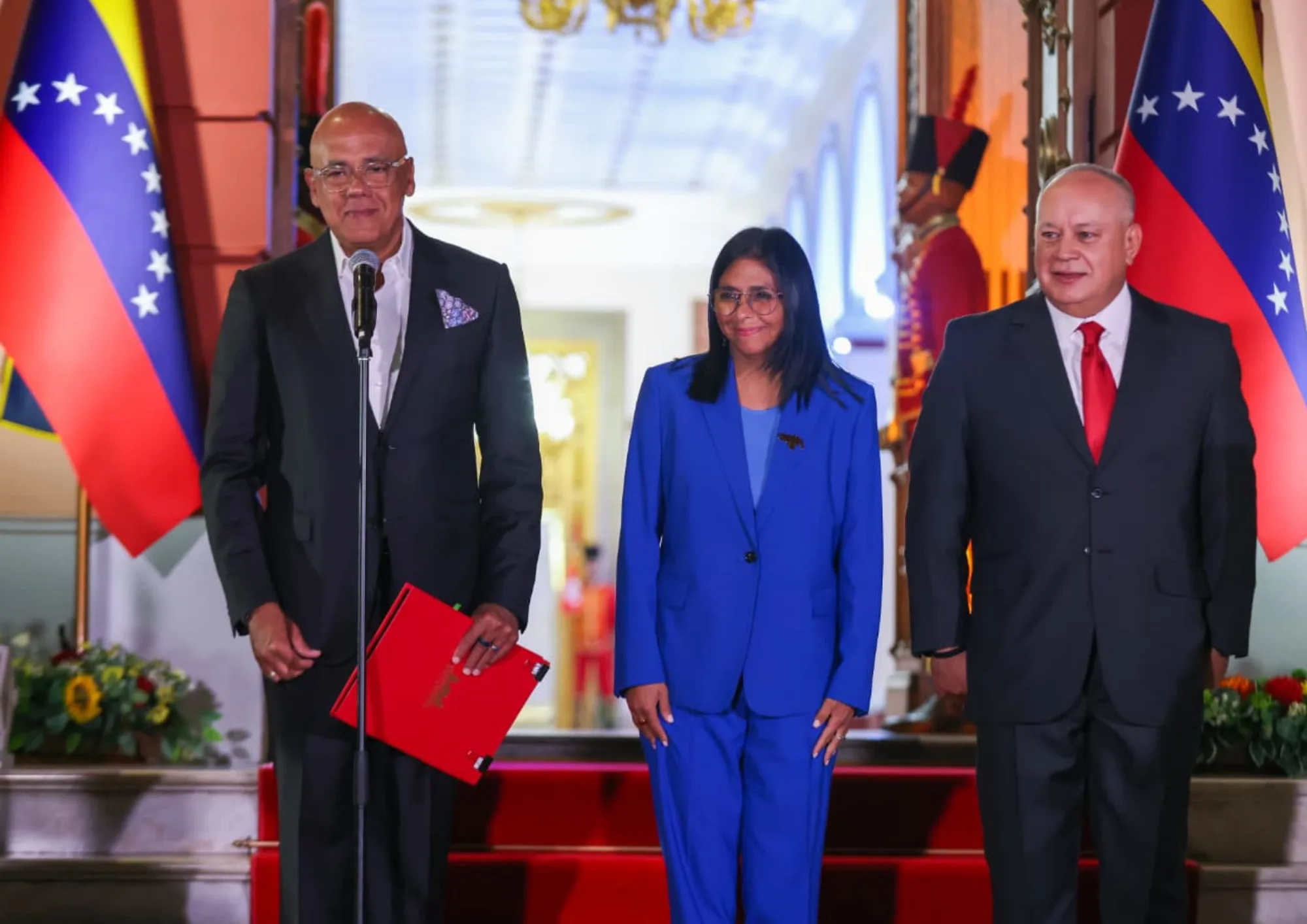 A presidenta interina da Venezuela, Delcy Rodríguez, ao lado do presidente da Assembleia Nacional, Jorge Rodríguez, e do ministro da Justiça, Diosdado Cabello, no ato de promulgação da nova Lei de Anistia.
