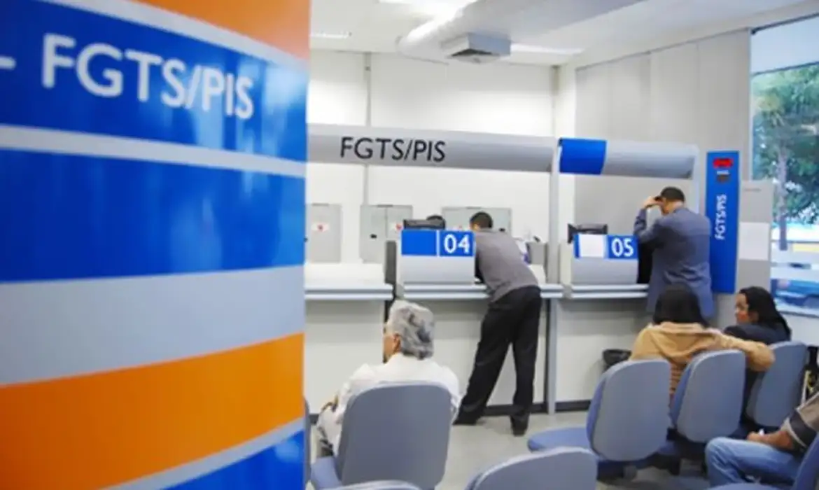 Trabalhadores inscritos no PIS recebem pela Caixa