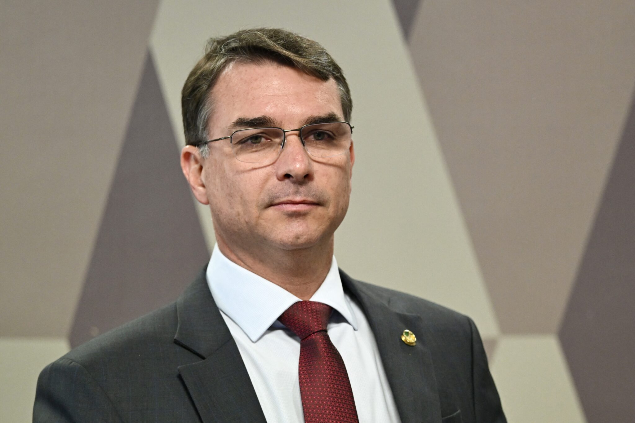 Investigações da PF indicam que o senador tem relação com envolvidos na fraude do INSS