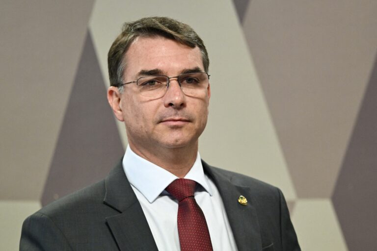 Em sete anos, Flávio Bolsonaro teve apenas um projeto de lei aprovado no Congresso