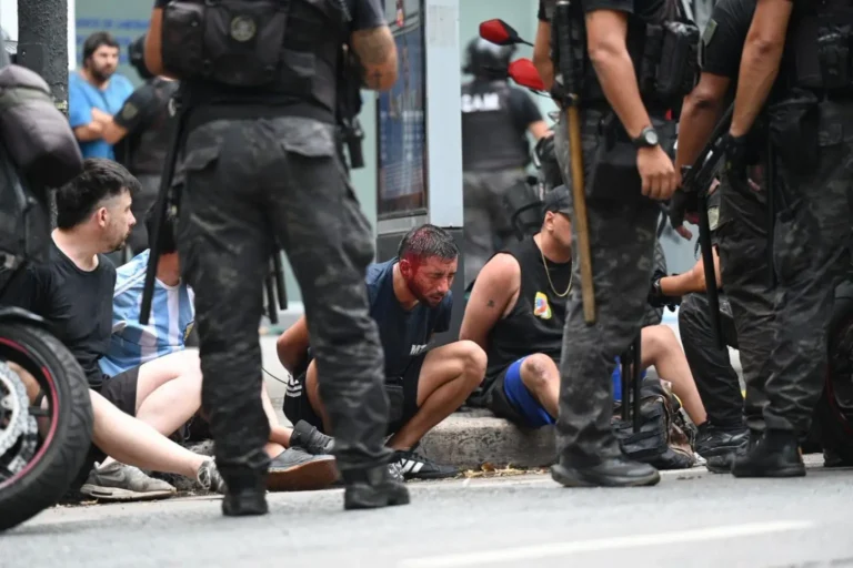 'Caçam as pessoas nas esquinas': repressão como método em meio à reforma trabalhista argentina 