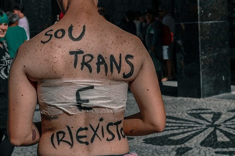ONG usou inteligência artificial para provar disseminação do discurso de ódio a pessoa transmasculina
