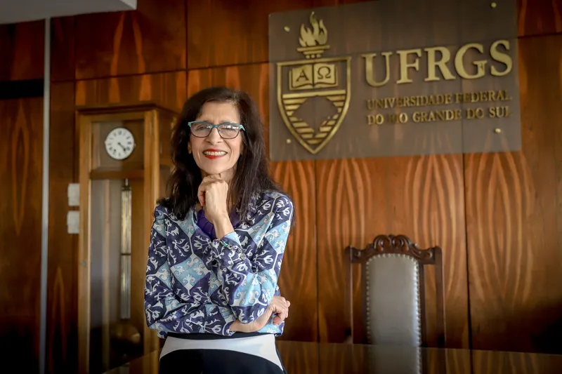 Com graduação, mestrado e doutorado realizados na Ufrgs, a reitora é professora titular do Instituto de Física da Universidade e pesquisadora nível 1A do CNPq