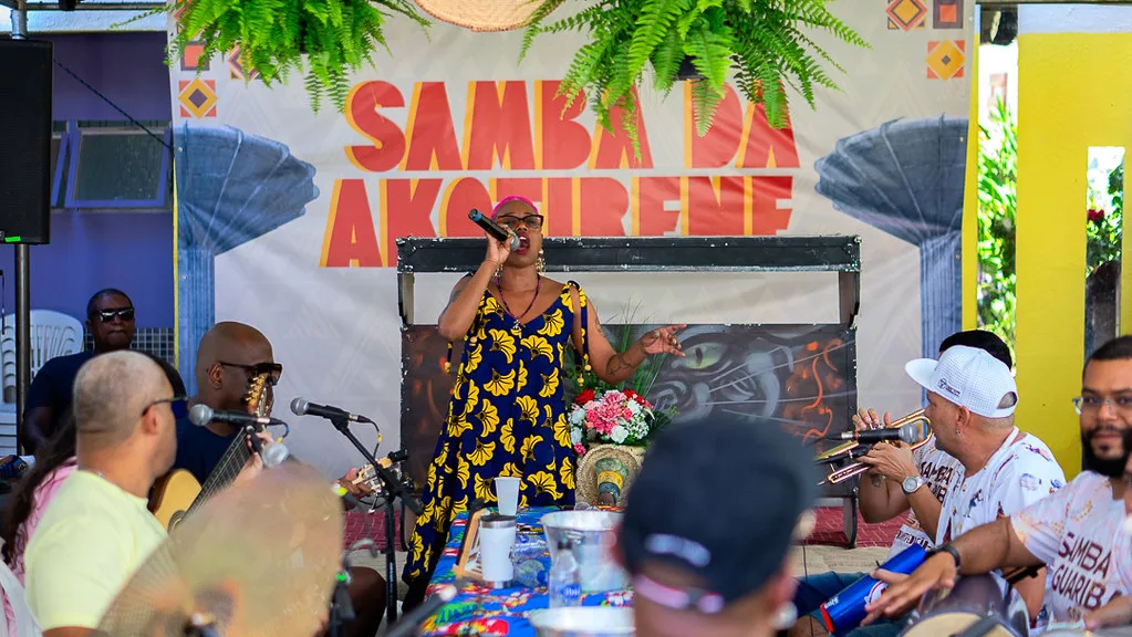 Roda de samba feminina celebra o legado de sambistas e agita a Casa Akotirene em Ceilândia.
