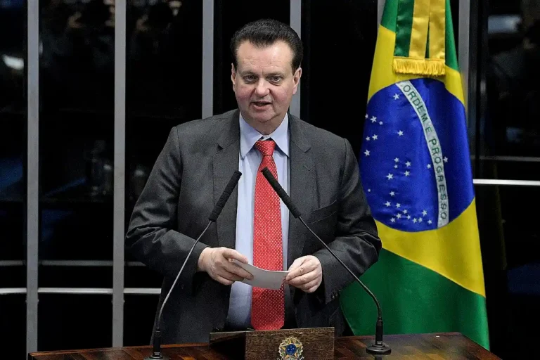 Kassab diz que Centrão está com Lula e que Flávio Bolsonaro vai 'desabar'