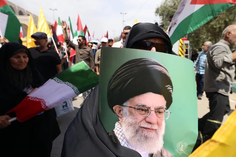 No cartaz, o aiatolá Ali Khamenei, líder do Irã | Crédito: AFP