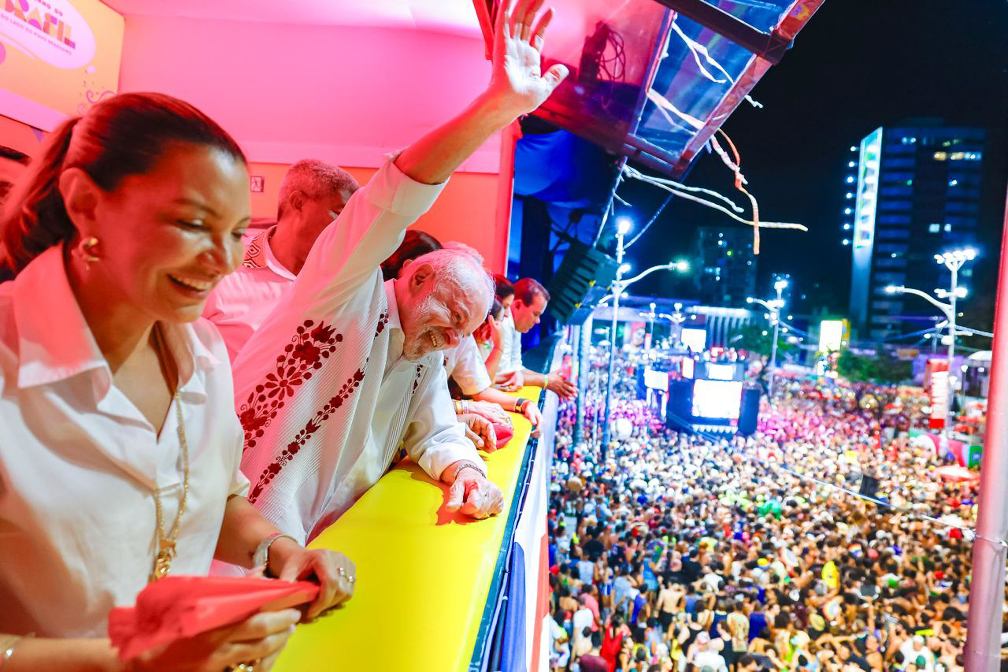 Presidente Lula está no camarote no circuito Dodô, em Campo Grande, e acena para o público ao ter seu nome ovacionado