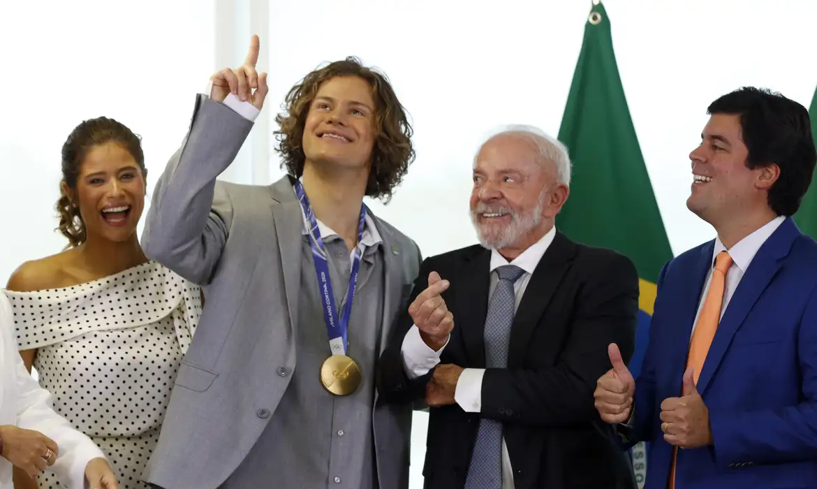 Presidente da República, Luiz Inácio Lula da Silva, durante encontro com o atleta medalhista de ouro nos Jogos Olímpicos de Inverno Milão–Cortina 2026, Lucas Pinheiro Braathen, realizado no Palácio do Planalto. Foto: Bruno Peres/Agência Brasil© Bruno Peres/Agência Brasil
