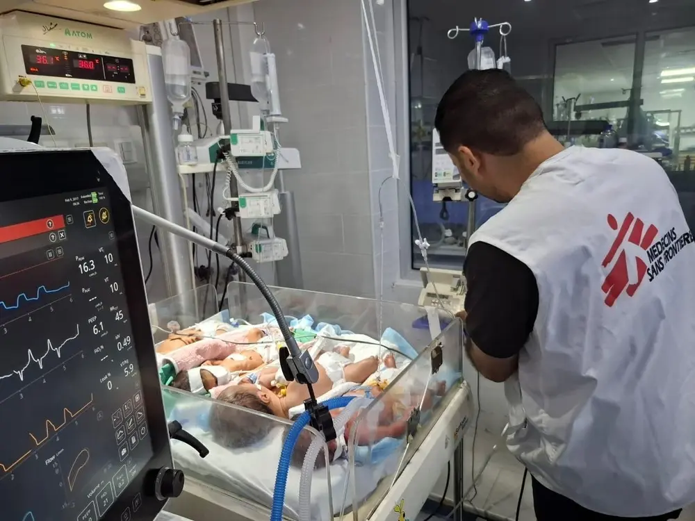 Bebês em incubadora no hospital Al Helou, no norte de Gaza