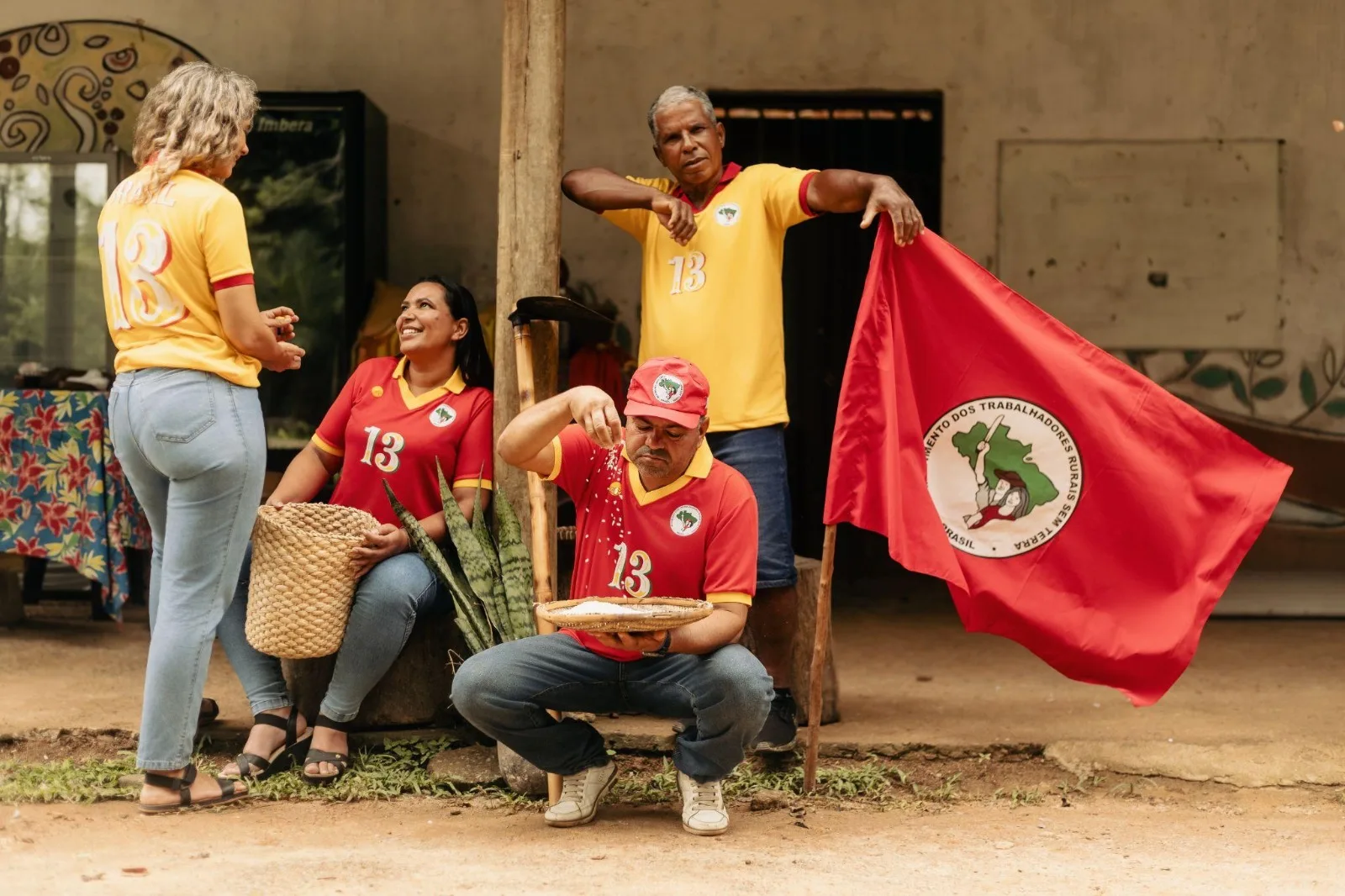 Camisetas da coleção da parceria entre MST e Chico Rei
