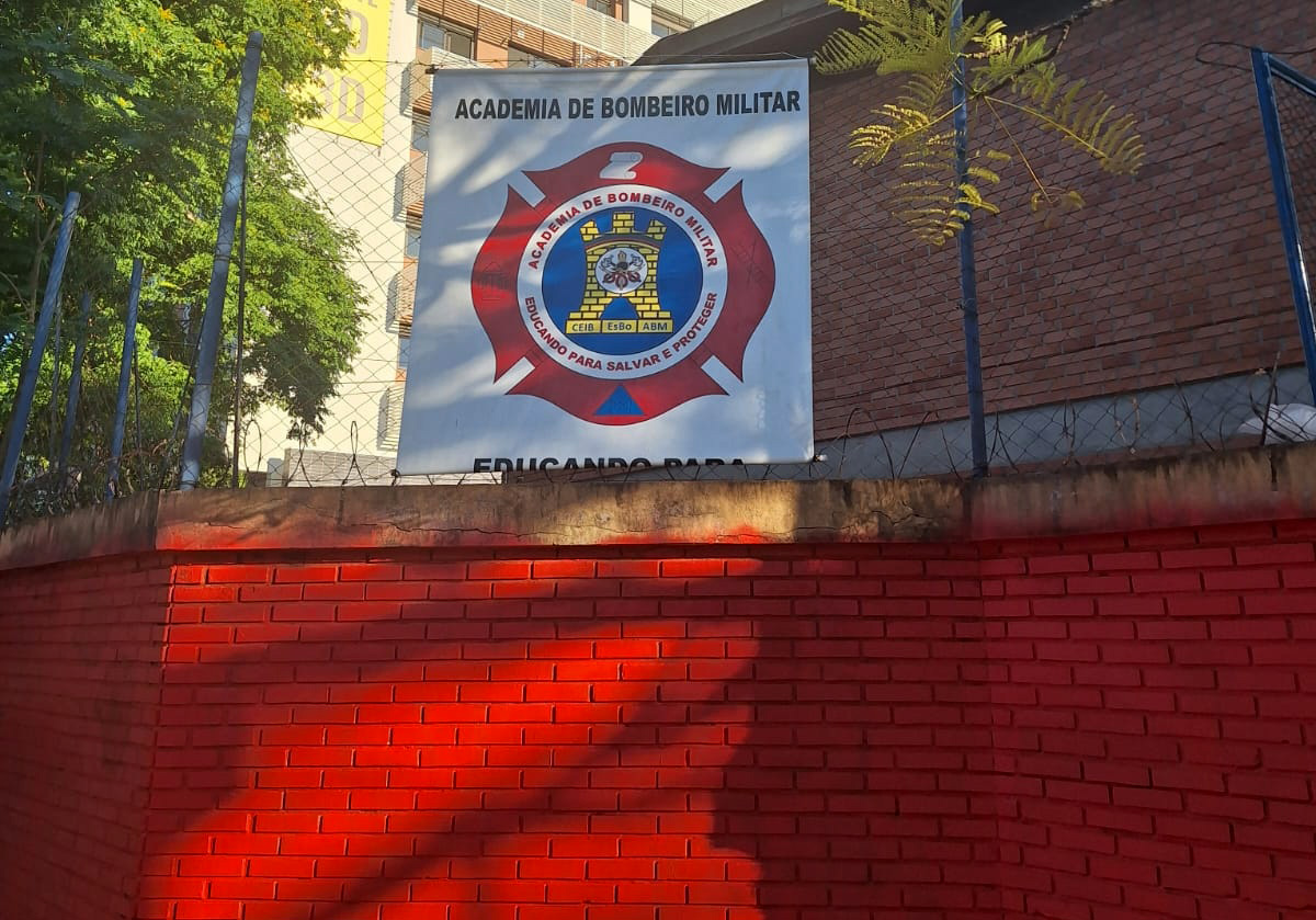 Muro do prédio da escola onde funciona o Neeja foi pintado e ganhou placa dos Bombeiros