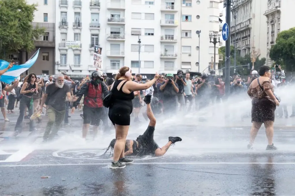 Com jatos d’água, polícia tenta dissuadir manifestantes que protestam em frente ao Congresso contra reforma trabalhista de Milei