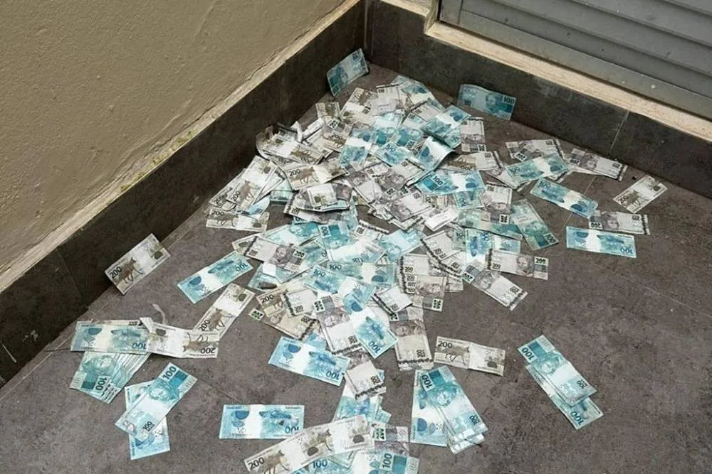 Dinheiro jogado de um apartamento em Santa Catarina durante investigação da Polícia Federal sobre as fraudes no Rioprevidência