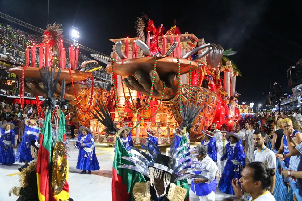 Desfile da Portela destacou a ancestralidade e religiosidade negra no RS a partir da figura do Príncipe Custódio