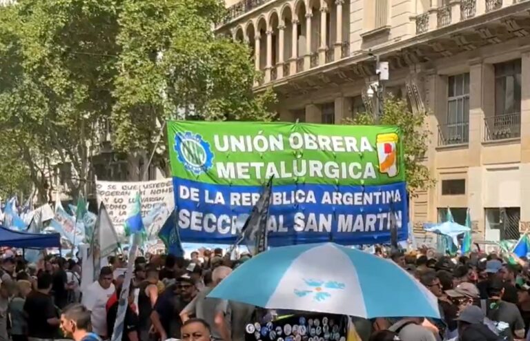 Argentina: polícia reprime manifestação contra a reforma trabalhista neoliberal de Milei