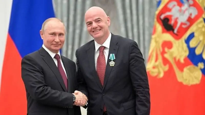 Presidente da Rússia, Vladimir Putin, cumprimenta presidente da FIFA, Gianni Infantino TASS