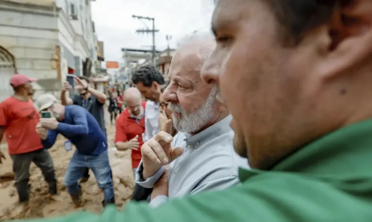 Em MG, Lula garante que prejuízos causados pelas chuvas serão recuperados