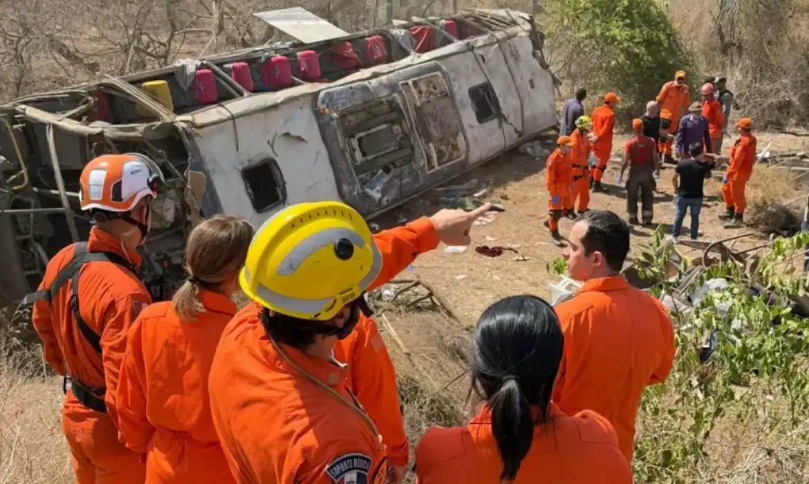 A operação de resgate contou com aeronaves do Departamento Estadual de Aviação, além de equipes do Samu, do Corpo de Bombeiros e da Polícia Militar.