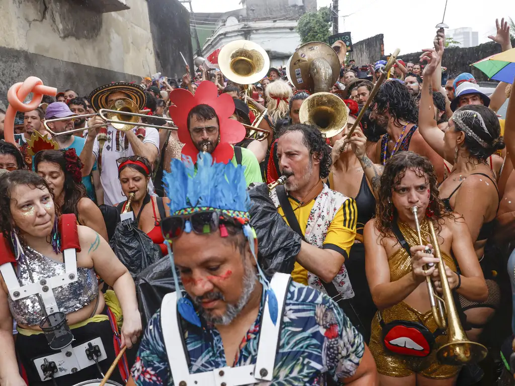 Ladeira do Morro da Providência lotada de foliões e músicos do bloco latino tradicional do Rio, Bésame Mucho. O tema de 2026 foi imigração e a revolta contra as sanções e perseguições impostas pelos Estados Unidos