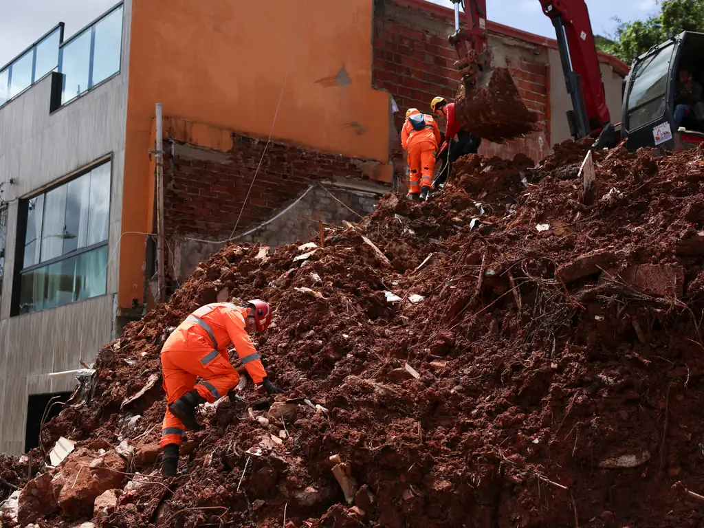 Bombeiros retiram corpo de escombros após fortes chuvas no bairro Cerâmica, na zona sudeste de Juiz de Fora. Foto: Tomaz Silva/Agência Brasil