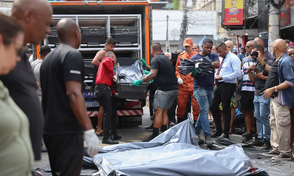 Dezenas de corpos são trazidos por moradores para a Praça São Lucas, na Penha, zona norte do Rio de Janeiro. Operação Contenção. Foto: Tomaz Silva /Agência Brasil© Tomaz Silva/Agência Brasil