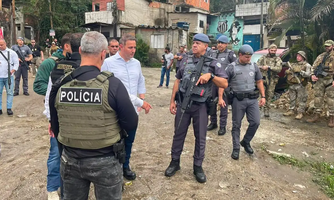 O então secretário de Segurança Pública de SP, Guilherme Derrite, acompanha rescaldo da operação Escudo, na baixada Santista, em julho de 2023