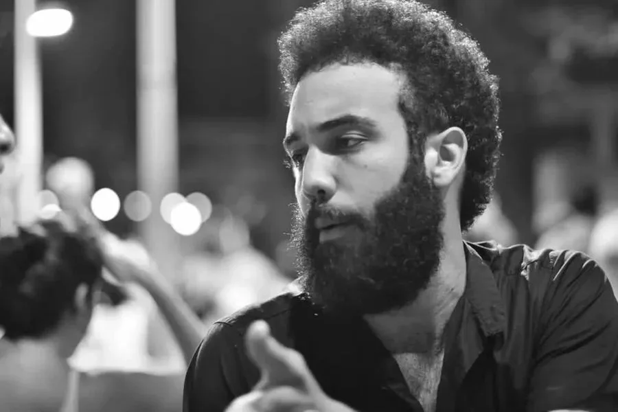 Tiago West, conhecido por transformar versos em imagens e espalhar poesia pelas redes sociais, telas e paredes do Recife