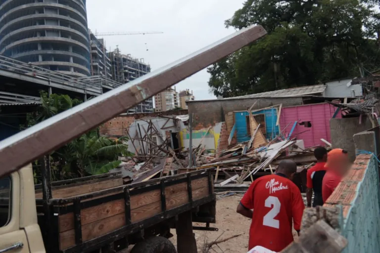 Descumprindo ordem judicial, moradores do Quilombo Kédi derrubam imóveis após acordo