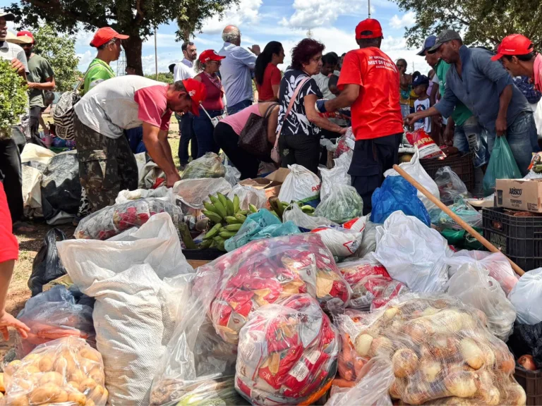 Mulheres do MST respondem despejo de usina em Goiás com distribuição de alimentos