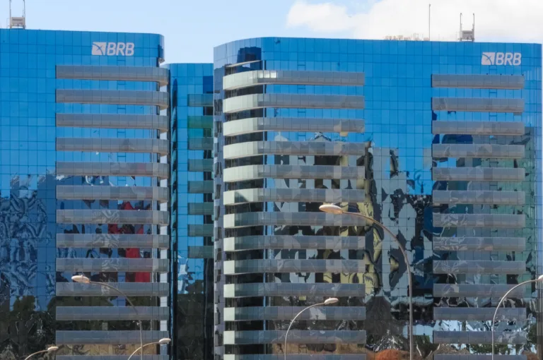 BRB aplicou R$ 77 bilhões na economia do DF, mas lucro recua e gera alerta