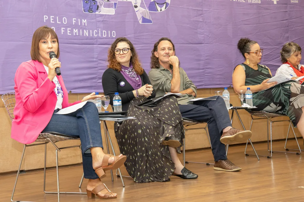 Coordenadora geral do Colaboratório Com Elas, Rosângela Camapum (no microfone)