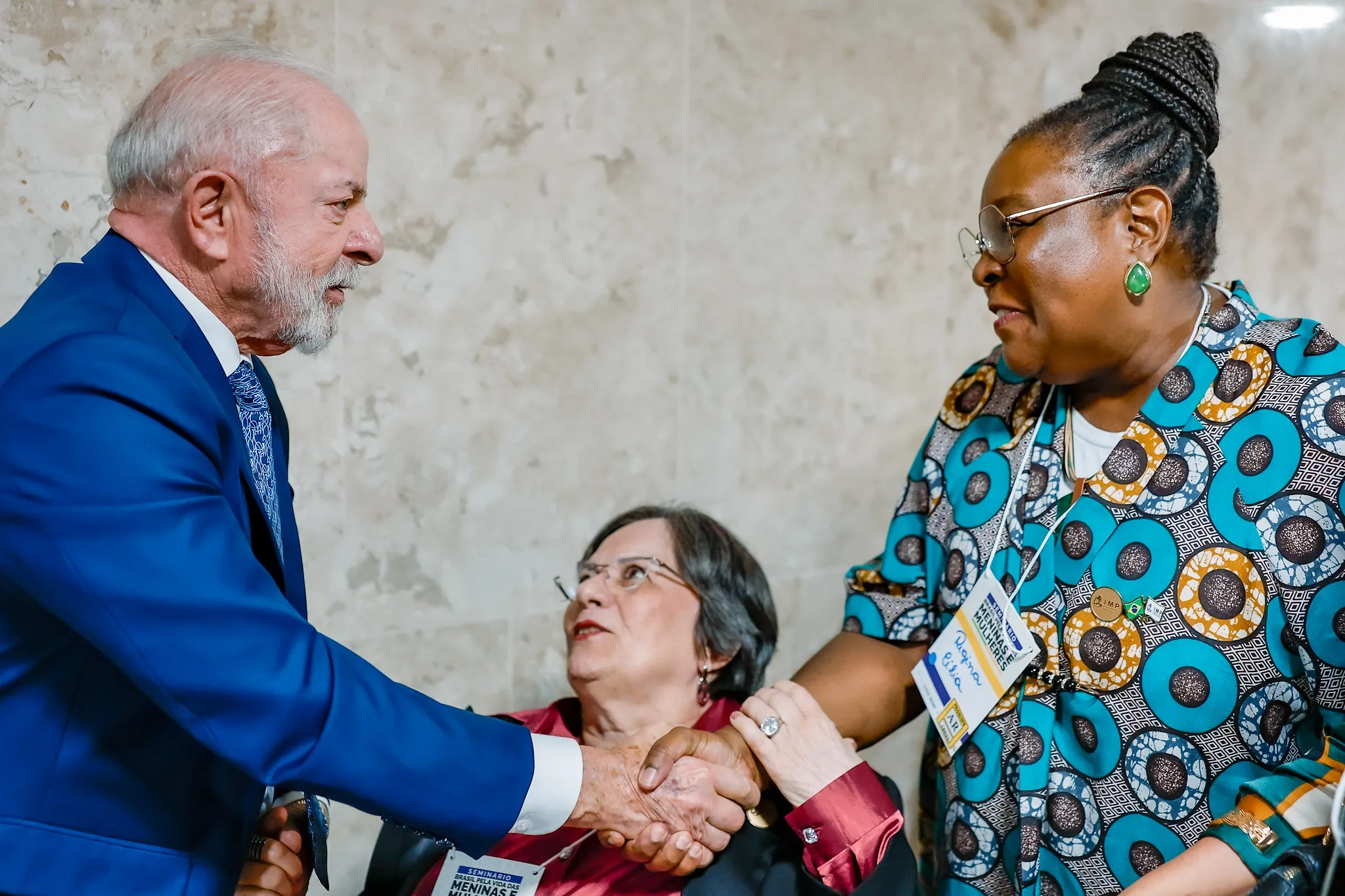 O presidente Lula, Maria da Penha e a professora e cientista política pernambucana Regina Célia Barbosa, durante evento no Palácio do Planalto