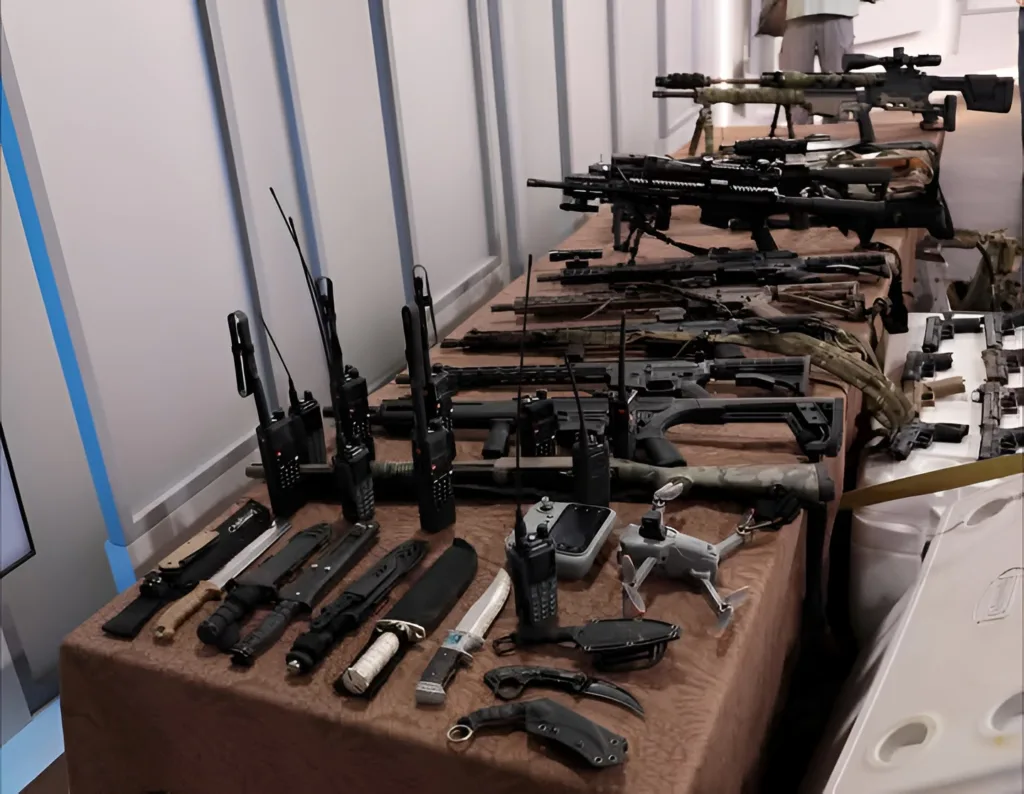Armas e equipamentos militares transportados pelos tripulantes da lancha proveniente da Flórida.